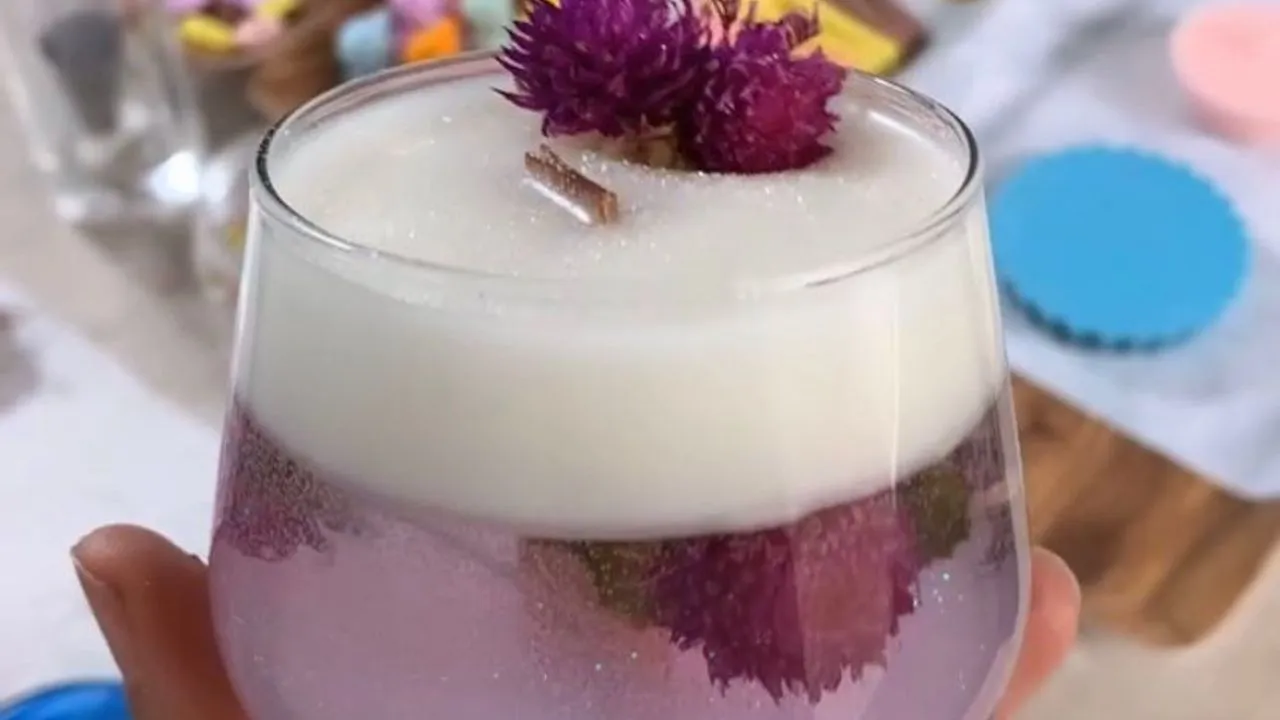 Vela encendida creando un ambiente cálido y relajante para la noche