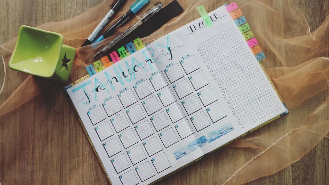 Agenda tipo bullet journal con calendario mensual y seguimiento de hábitos