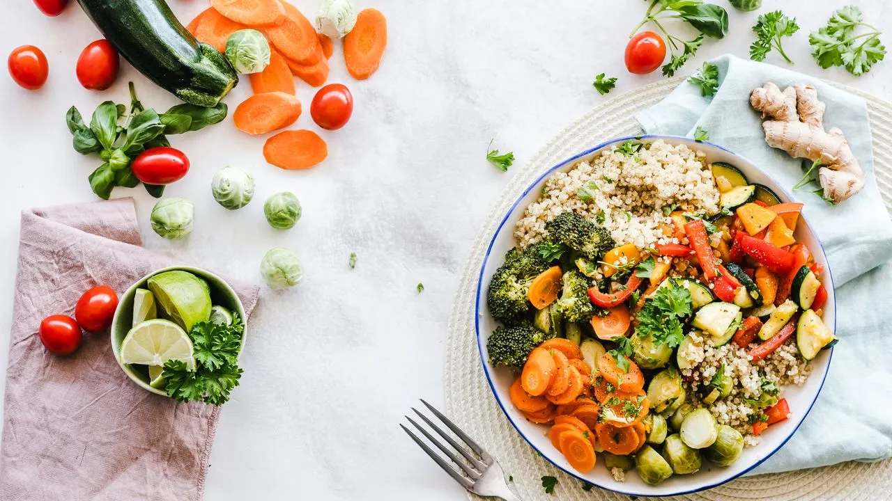 Bowl saludable con quinoa, brócoli, zanahoria y verduras asadas